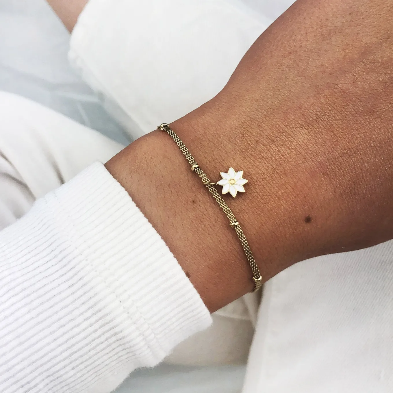 Flash Sale Essentielle Daisy Bracelet Gold Colour Armbänder