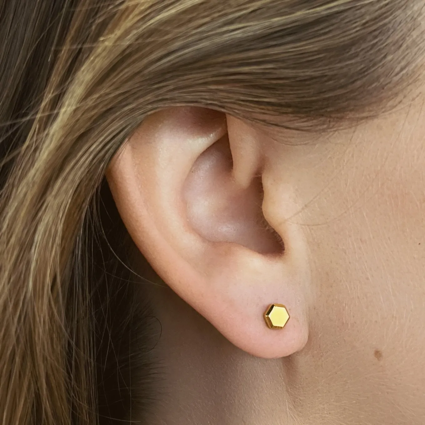 Flash Sale Essentielle Hexagon Stud Earring, Gold Colour Ohrringe